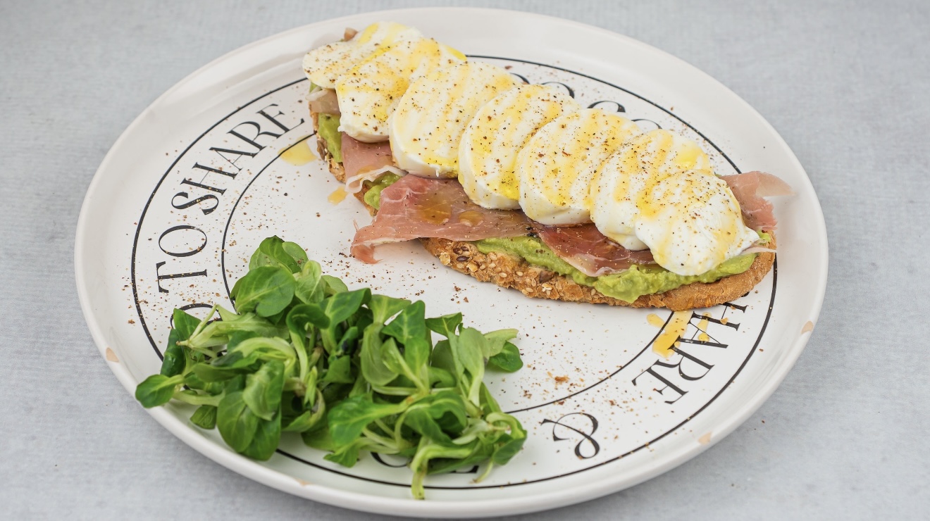Apulia avokado tost sa pršutom i mocarelom